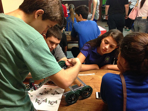 alumnos de canindeyu en espacio de robotica11