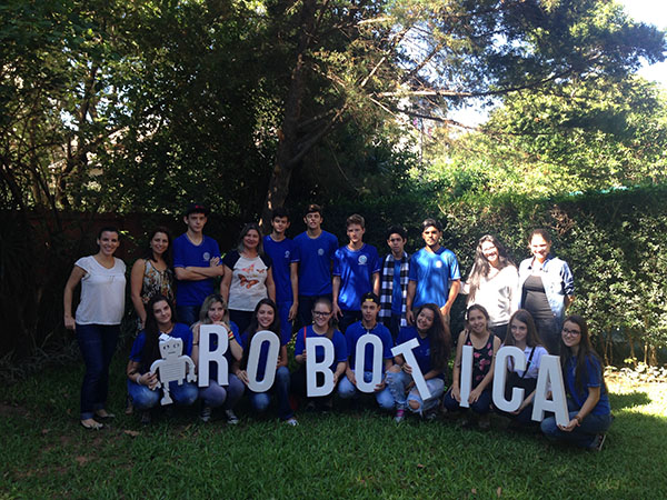 alumnos de canindeyu en espacio de robotica8