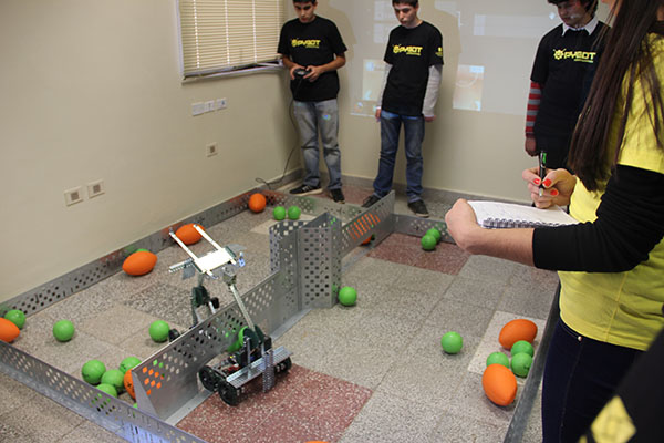 Desafío 3 VEX Robotics - PYBOT 2016