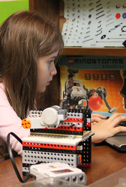 niña robotica programando